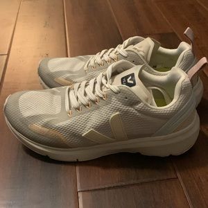 VEJA women's condor2 alveomesh sneaker in natural butter EUC size 9